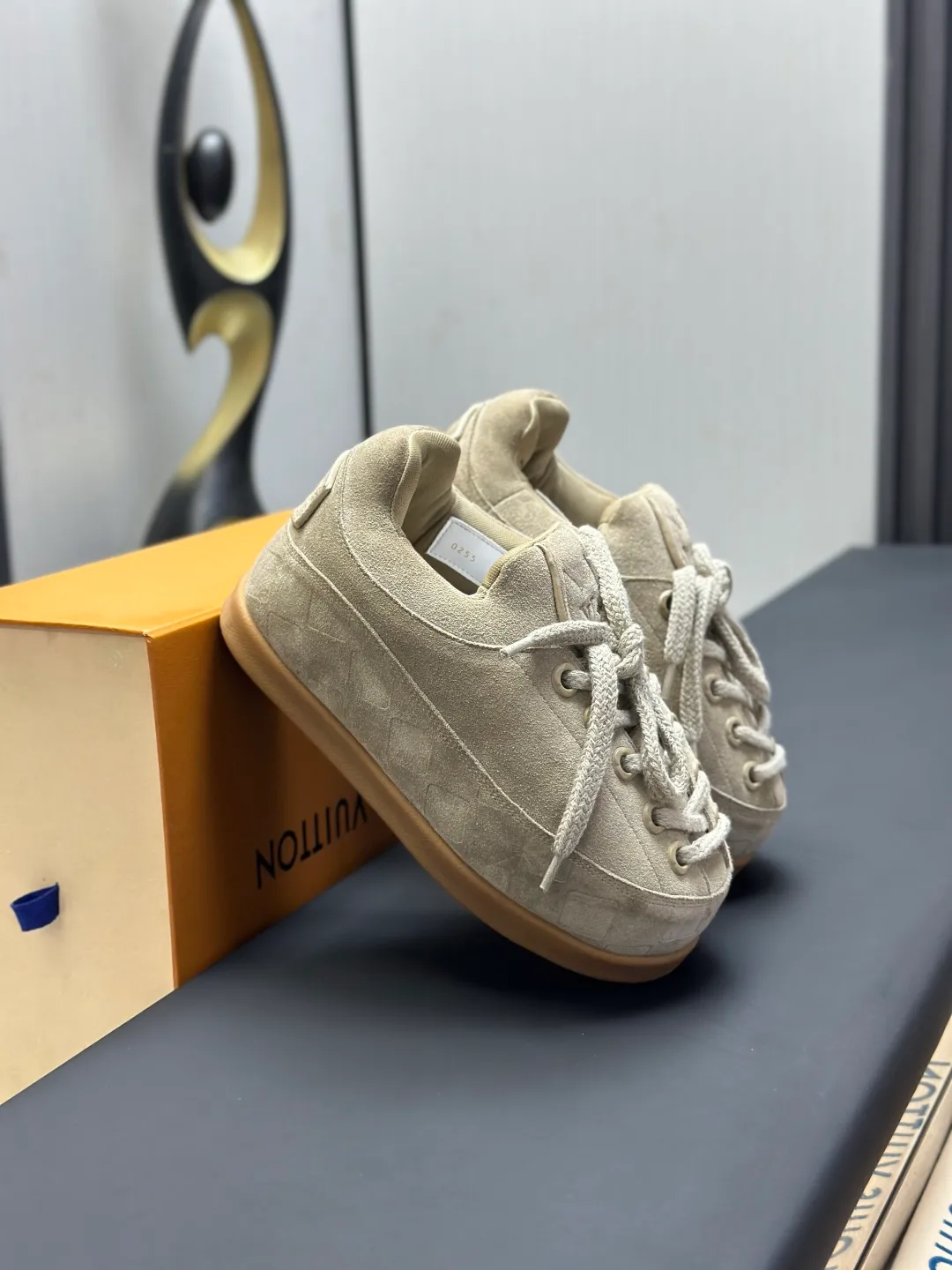 👟👟Ex-factory price 720👟👟 Top version LV-Louis Vuitton-Bread Catwalk New Style 1:1 development replica of the original version! ! The upper foot is very comfortable. It is made of luxurious materials and fine workmanship. The midsole is printed with English letters "Made in Europe". The upper is made of calfskin imported from Italy. The side is decorated with the brand's LOGO and signature. The latest latex foot pads and mesh lining make the foot feel super comfortable. The original two-color TPU combination outsole is specially provided by the original factory. Bag technology Goodyear stitched edges Fabric: Exclusive customized first-layer cowhide Accessories: Exclusive private model Vuitton logo, lining: Customized silk mesh lining - first-layer silk cowhide lining Outsole: TPU combination outsole wear-resistant, non-slip and anti-yellowing Foot pads: new latex pads-mesh sweat-absorbent Counter technology: fully computerized sewing machine wire drawing Toe box back cover Hot and cold shaping Full set of pull-top lasts with medium and low logo patterns Counter packaging - Shoelaces, certificates, cards, instructions, certificates, dust bags, the most complete packaging on the entire network, women's models 35-40 men's models are under development
